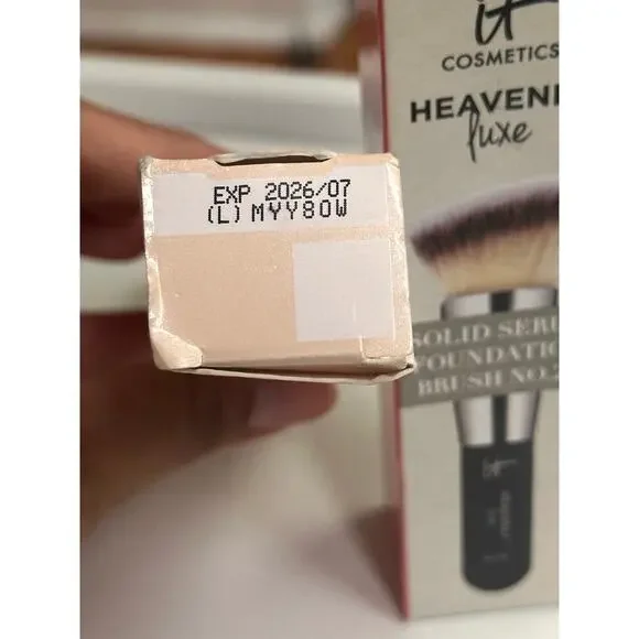 IT cosmetics BUNDLE fair beige foundation with serum brush - Picture 5 of 5